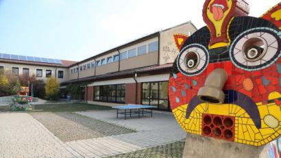 Bild: Götz
Die Schul-Sanierung der Mittelschule wird sich das ganze Schuljahr 2019/20 hinziehen. Betroffen von der Generalsanierung sind der Mittelschul- (rechts) und der Verwaltungstrakt samt Pausenhalle (hinten).