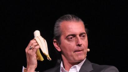 Bild: Tobias Schwarzmeier
Es braucht bei Hagen Rether nicht den erhobenen Zeigefinger, um seinen Botschaften Nachdruck zu verleihen. Selbst mit den Bio-Bananen, die er zu fortgeschrittener Stunde genüsslich mampft, macht der Essener seine Standpunkte deutlich.