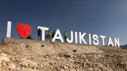 Bild: exb
Ein Ortsschild gibt es nicht - dafür ein "Ich-liebe-Tadschikistan". Das ist natürlich ein beliebtes Bildmotiv für die Tajik-Rally-Fahrer um den Amberger Moritz Termer.