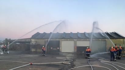 Bild: exb
Auftrag erfüllt. Die Jugendfeuerwehren machen ihre Sache bei der Einsatzübung beim Bauunternehmen Braun gut.