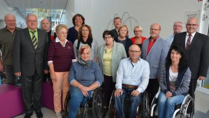 Bild: jr
Kommunale Behindertenbeauftragte trafen sich jetzt im Kurmittelhaus Sibyllenbad. Kreisbehindertenbeauftragter Reinhard Schön (Zweiter von links) konnte dazu auch (von rechts) Bürgermeister Klaus Meyer, Werkleiter Gerhard Geiger und Wolfgang Jäger (Leiter Sozialamt am Landratsamt) begrüßen. Referentin des Tages war Andrea Wiedel (5. von links) von der EUTB-Beratungsstelle aus Weiden.