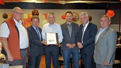 Bild: nm
Ein stolzer Tag für die Zeno-Kommunen: Professor Markus Brautsch (Zweiter von links) bringt das Energie-Gutachten mit nach Flossenbürg. Darüber freuen sich (von links) Reinhard Gayer, Bürgermeister Thomas Meiler, Simon Heim, Bürgermeister Günter Stich und Boris Damzog.