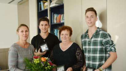 Bild: Gabi Schönberger
Geschäftsführende Verlegerin Viola Vogelsang-Reichl dankt den "Samaritern" der Sturmnacht mit einer Silbermedaille "100 Jahre Freistaat": Fabian Sparrer, Ingrid Häupl und Luca Seifert (von links).