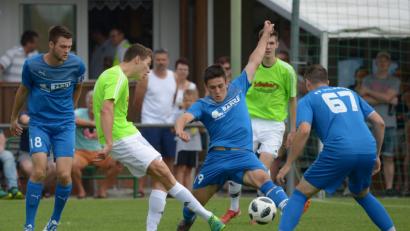 Bild: ref
Gute Erinnerungen haben die Spieler des FV Vilseck (blaue Trikots) an den ersten Spieltag und das Stadtderby gegen den 1. FC Schlicht. Vor 580 Zuschauern gelang mit einem 5:0-Sieg ein Auftakt nach Maß.