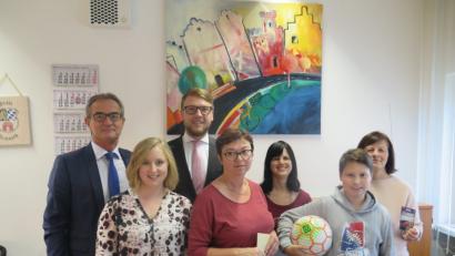 Bild: jzk
Bürgermeister Werner Nickl, Susanne Schiller und Peter Ferber (von links) gratulieren den glücklichen Gewinnern Elisabeth Häckl, Luis Ring, Carolina Müller und Birgit Melzner (von rechts).