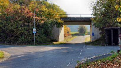 Bild: ds
An den Einmündungen von beiden Seiten in die vorfahrtsberechtigte Gemeindeverbindungsstraße bei Ziegelhütten soll die Markierung erneuert werden, um Unfälle beim Einbiegen aus den Seitenstraßen zu vermeiden. Diese Forderung wird in der Sitzung des Gemeinderats laut.