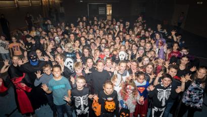 Bild: jzk
Viel Spaß haben die Fünft- und Sechstklässler der Realschule bei der Halloweenparty in der Turnhalle.