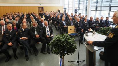 Bild: Gerhard Götz
Landespolizeipräsident Wilhelm Schmidbauer (am Rednerpult) sieht für den Nabburger Standort der Bereitschaftspolizei eine aussichtsreiche Entwicklung. Das freut Vertreter von Polizei und Politik: (erste Reihe, ab Dritter von links) Außenstellenleiter Helmar Termer, Bürgermeister Armin Schärtl, stellvertretender Landrat Arnold Kimmerl, Polizeipräsident Wolfgang Sommer und Abteilungsführer Ludwig Härtl.