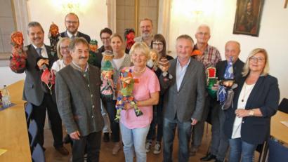 Bild: nm
Erinnerungen an die Kasperl-Tournee 2018 wurden am Mittwoch lebendig. Die kleinen Handpuppen schlüpfen aus dem Koffer. Das werden sie auch im kommenden Jahr wieder tun.