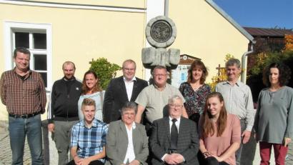 Bild: hl
Wenn ihr Großvater Max Müller (sitzend, Zweiter von rechts) Geburtstag feiert, gratulieren neben Ehefrau Anna (links daneben) natürlich auch die Enkelkindern Jonathan und Rebecca (sitzend, links und rechts).