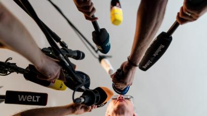 Bild: Patrick Seeger/dpa
Für Print- und Onlinemedien, Rundfunk und Fernsehen gehören Interviews zum Tagesgeschäft. Sie sind journalistische Darstellungsform, aber auch Recherchemittel.