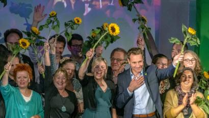 Bild: Armin Weigel/dpa
Katharina Schulze (vorn Dritt. von links) und Ludwig Hartmann (vorn Vierter von links), Fraktionsvorsitzende von Bündnis 90/Die Grünen im bayerischen Landtag, winken auf dem außerordentlichen Parteitag der bayerischen Grünen umringt von den neugewählten Landtagsabgeordneten zu den Delegierten.