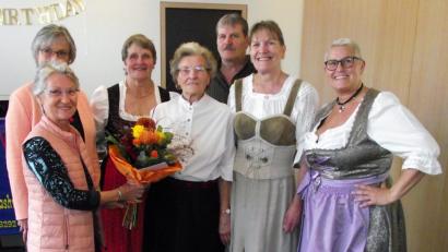 Bild: Dobmeier
Vorsitzende Thea Rauchenecker (links) gratuliert Emma Wittmann (Vierte von links) mit (Zweite von links) zweiter Vorsitzende Anneliese Baumgärtner, Tochter Elisabeth Haider, Sohn Robert Bäumler und den Töchtern Ingrid Martin und Karin Zetzlmann.
