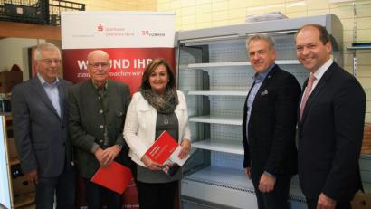 Bild: wro
Die neuen Kühlgeräte leisten einen wertvollen Dienst, stellten (von links) 2. Vorsitzender Karl Haberkorn, Schatzmeister Gerhart Höhn und die Vorsitzende der Mitterteicher Tafel, Nicki Fürst, ihren Gästen Roland Grillmeier (2. von rechts) und Hans-Jörg Schön (rechts) gegenüber mit Nachdruck fest.