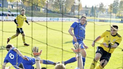 Bild: Ziegler
Das war in der 36. Spielminute der 1:1-Ausgleich für den SV Hahnbach durch Mittelfeldspieler Michael Hirschmann (rechts), der den Ensdorfer Torhüter Maximilian Hauer (Mitte vorne) aus nächster Nähe bezwang. Der Ensdorfer Innenverteidiger Tobias Westiner (links hinten) und Kapitän Bastian Windisch (Mitte rechts hinten) konnten nicht mehr rettend eingreifen. Links hinten beobachtet der Hahnbacher Torjäger Christian Gäck die Szene.