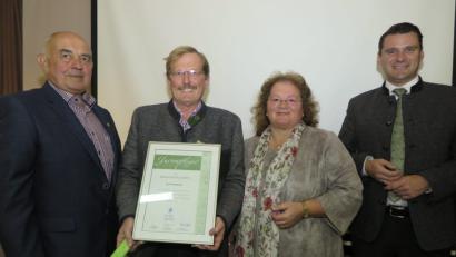 Bild: Hirsch
Stellvertretender Bezirksvorsitzender Alois Dirrigl, Geschäftsführerin Heidi Schmid und Vorsitzender Landrat Thomas Ebeling (von links) überreichten dem neuen Gartenpfleger aus Landesebene,, Reinhold Kumeth (Zweiter von links), die Urkunde.