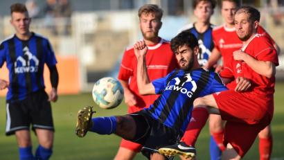 Bild: Alfred Schwarzmeier
Nach einer Ecke nimmt SpVgg-SV-Angreifer Oktay Devrilen (blaues Trikot) den Ball volley, ein Treffer springt aber dabei nicht heraus. Mit dem 2:0-Sieg über Tabellenführer SpVgg Vohenstrauß untermauerte die wiedererstarkte SpVgg SV Weiden II ihre Ansprüche auf einen Spitzenplatz.