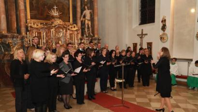 Bild: njn
Der katholische Kirchenchor unter der Leitung von Stefanie Rüger (rechts)