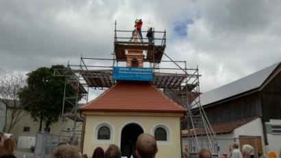 Bild: u
Die Außenrenovierung der Steiningloher Dorfkapelle hat sichtbare Fortschritte gemacht. Die Dorfgemeinschaft mit Ortssprecher Erich Stauber will einen respektablen Beitrag zur Finanzierung des Inventars leisten. Dafür wird auch der Erlös des 2. Steiningloher Weinfestes verwendet, das am Samstag, 27. Oktober, ab 19 Uhr im Stodl des Gemeinschaftshauses stattfindet.