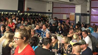 Bild: sön
Proppenvoll war beim ersten Weinfest der Freiwilligen Feuerwehr die Fahrzeughalle des Feuerwehrgerätehauses.