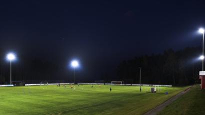 Bild: Petra Hartl
Das neue LED-Flutlicht in Gärbershof: Der FSV hat wie der SC Germania und der SV Raigering bereits umgestellt. Bis spätestens Frühjahr 2019 folgen noch der SV Inter Bergsteig und der FC Amberg im TV 1861.