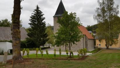 Bild: dob
Die Kirchplatzgestaltung auf dem ehemaligen Rom-Anwesen ist genauso abgeschlossen wie die Dorfsanierung. Nächstes Jahr soll deswegen ein offizielles Einweihungsfest mit kirchlicher Segnung mit den Kaimlinger Bürgern stattfinden.