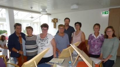 Bild: is
Über den Auftritt von Lehrerin Ulli Dziwinski und ihrer Schülerinnen Marianne Stangl, Susanne Busch, Cilla Wutz (von links), Lisa Forster und Konny Heinl freuen sich Heimleiterin Christine Tschauner und Pflegedienstleiter Christian Fuchs (von rechts) genauso wie die Senioren