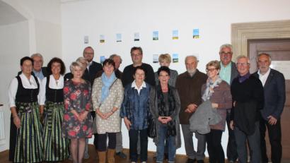 Bild: prh
Ausschließlich Neustädter Kunstschaffende stellen bei der Herbstausstellung ihre Werke aus. Ernst Umann (rechts), der Vorsitzende des Oberpfalzvereins, hat die Ausstellung organisiert. Hermann Wild (Zweiter von links) hielt bei der gut besuchten Vernissage die Laudatio.