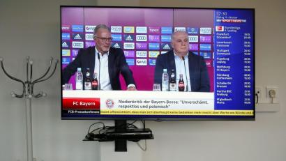 Bild: Alexander Unger
Die Pressekonferenz beim FC Bayern war wenigen Journalisten vorbehalten. Alle anderen verfolgten das Geschehen per TV-Gerät.
