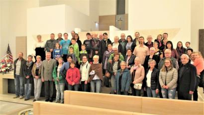 Bild: rgr
Die Kolpingfamilien aus Grafenwöhr und Tegernheim sind beeindruckt von den Dimensionen und der Ausstattung der Chapel am Netzaberg.