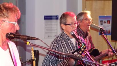 Bild: hou
Ein Arzt, zwei Lehrer und der Rock ’n’ Roll: Raimund Prechtl, Bernd Stief und Werner Schlenzig (von links) machen mit der Sound Society einen lockeren Spaziergang zurück in die Zeit, als es aus Amberger Discos dröhnte: „I’m not like everybody else.“