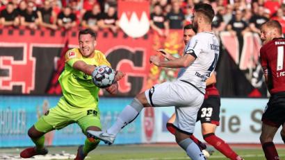 Bild: agentur_dpa
Dieser Wechsel kam nicht überraschend: Christian Mathenia (links) löste gegen Hoffenheim Fabian Bredlow im Nürnberger Kasten ab. Der neue Mann überzeugte auf Anhieb und bewahrte den Club mit mehreren Paraden vor einer deutlicheren Niederlage.