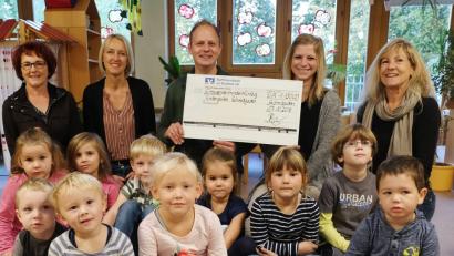 Bild: ohr
Große Freude im Kindergarten Schmidgaden. Michael Prifling (Floristik) und Karina Prifling (Fasikami) überreichten im Beisein der gemeindlichen Bediensteten Petra Rehorz und Karin Dembianny (von links) den symbolischen Scheck mit der stolzen Summe von1.150 Euro aus dem Losverkauf bei der Gewerbeschau 2018 an Leiterin Sonja Rojer (rechts)
