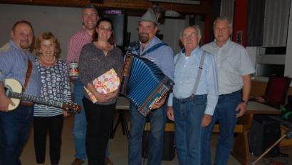 Bild: az
Auf Oberpfälzisch stellt sich Oberst Adam J. Boyd (Dritter von links, mit Ehefrau) sowohl den Helfern des Kontaktclubs als auch Musikant Norbert Fiedler, Anni Brunner (von links), Verbindungsmann Franz Zeilmann, Präsident Walter Brunner und Musikant Bubi Voit vor.