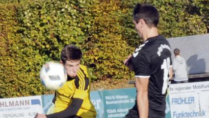 Bild: heh
Der Poppenreuther Tomas Klapuch (links) zieht ab, aber gefährlich war dieser Schuss nicht. Der SV Poppenreuth verlor gegen die SpVgg Oberkotzau klar mit 0:3.