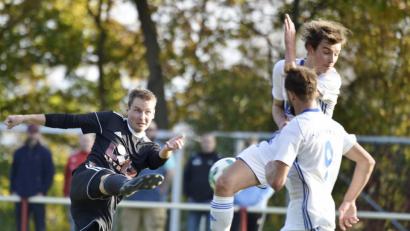 Bild: Ziegler
Ein schöner Seitfallschuss des Hirschauer Elfmeter Torschützen Lukas Schärtl (links), abgeblockt durch Tim Lassmann (rechts hinten) und beobachtet durch Alexander Ram vom TuS Schnaittenach.