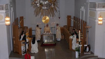 Bild: kgg
Der Schrein mit Reliquien der Heiligen Bernadette ist am Freitag nach Waldsassen in die Klosterkirche gebracht worden.