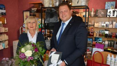 Bild: jr
2. Bürgermeister und Gewerbefördervereinsvorsitzender Stefan Grillmeier gratulierte Agnes Kamm zum 25-jährigen Bestehen des Kosmetikstudios.