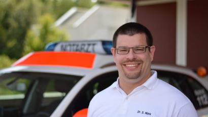 Bild: exb
Leitender Notarzt Dr. Sven Mörk hat nur lobende Worte für einen jungen Ersthelfer übrig, der einem Mann am Montag das Leben rettete.