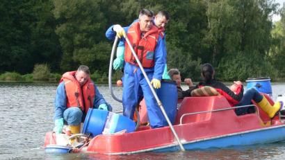 Bild: rn
Mit Lanzen injizierten Mitarbeiter der Firma Söll das Mittel "SchlixXplus" im September 2016 in die Schlammschicht des Rußweihers,.