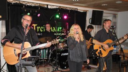 Bild: prh
"Treibhauz" nahmen ihr Publikum beim Konzert des DJK-Fördervereins Fußball mit ihrem Programm "Liada von Wien bis San Francisco - akustisch g'spült" mit auf eine musikalische Zeitreise, die von Österreich über Italien bis nach Amerika führte. Immer wieder gab es begeisternden Applaus für die heervorragende Live-Musik.