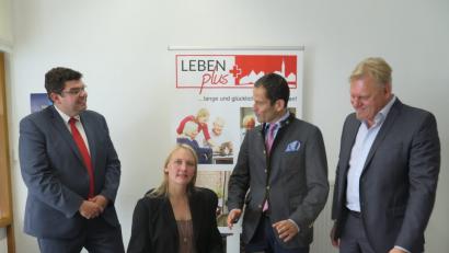 Bild: jzk
Stefanie Baier (sitzend) erklärt BRK-Kreisgeschäftsführer Holger Schedl, Bundestagsabgeordnetem Albert Rupprecht und Reinhard Herr von der Stadt Kemnath (von links) die vielfältigen Aufgabengebiete von LebenPlus.