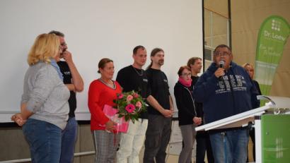 Bild: bnr
Mit einem Ständchen drückte Charly die große Wertschätzung aus, welche die Bewohnervertreter der Geschäftsführerin Sandra Loew (mit Blumen) entgegen bringen.