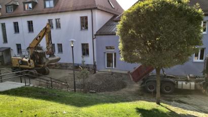 Bild: eig
Im unteren Pausenhof der Volksschule wird gebaut, am Dienstag rücken die Pflasterer der Firma Huber aus Rötz an, um die Baustelle vor dem Winter fertigzustellen.