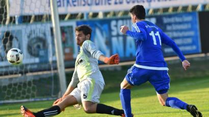 Bild: Alfred Schwarzmeier
Christian Ermer auf dem Weg zum zwischenzeitlichen Ausgleich? Nein, der Offensivspieler des SV Etzenricht brachte den Ball zwar am Waldkirchener Torwart Benjamin Hannak vorbei, dann aber prallte das Leder an den Innenpfosten. Bei der 0:2-Heimniederlage am Samstag waren die Etzenrichter Spieler vom Pech verfolgt und trafen gleich dreimal Aluminium.