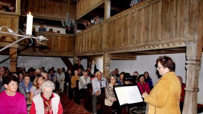 Bild: ds
Helen Werner informierte die rund 100 Besucher über die historisch interessanten Daten der St. Josefskirche in Niederärndt.