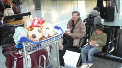 Bild: exb
Hilfe wirklich jeder Art: Die Initiative brachte diesen achtjährigen Jungen aus dem Jemen nach einer Operation in Amberg zum Frankfurter Flughafen, Lisa Nerlich kümmerte sich um ihn.