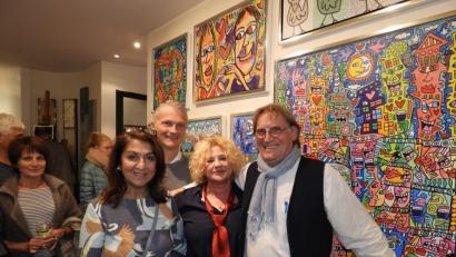 Bild: Winkler
Dass so viele Besucher zur Vernissage „James Rizzi“ gekommen sind, darüber freuen sich Gerald und Gabriele Recknagel (von rechts). Unter den zahlreichen Gästen befinden sich auch die SPD-Stadträte Sema Tasali Stoll und Matthias Loew.