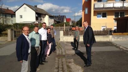 Bild: u
Handlungsbedarf in Sachen Straßensanierung sah die CSU-Fraktion auch in der Siedlungsstraße „Am Kreuzweiher“. Kerstin Ackermann (hinten rechts) hatte darauf aufmerksam gemacht. Von links: Fraktionsvorsitzender Hans-Jürgen Schönberger, dritter Bürgermeister Peter Leitsoni, Bürgermeister Hermann Falk, Bärbel Birner, Christian Gnan und Josef Luber.