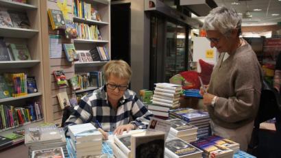 Bild: Michael Höllerer
Elli H. Radinger signiert in Weiden Bücher.